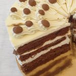 Fehércsokis sós karamellás tortaszelet
